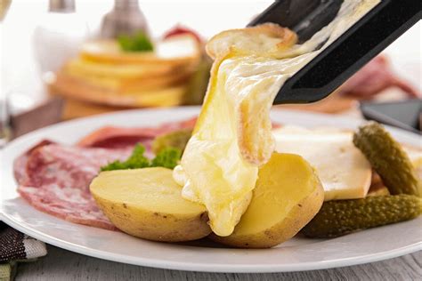 Servírovaný syr Raclette s prílohami