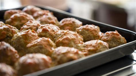 Mäsové guľky pripravené na pečenie