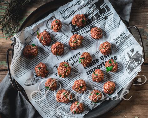 Surové mäsové guľky pripravené na tvarovanie