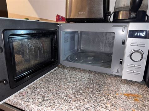 Ilustrácia iskier v mikrovlnnej rúre s alobalom