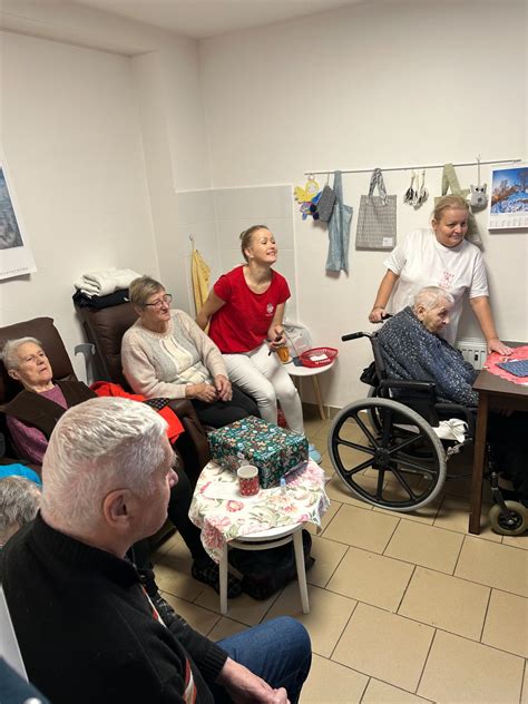Ilustračná fotka interiéru denného stacionára s usmiatymi seniormi