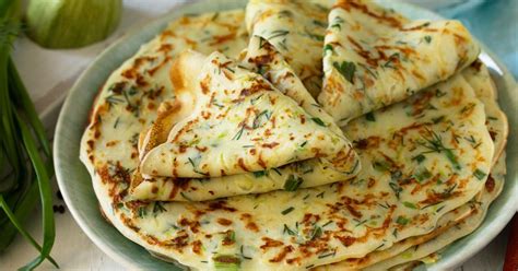 Hotové cuketové palacinky na tanieri