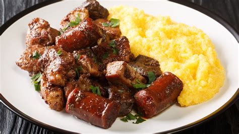 Rumunské dusené mäso s klobáskami a polentou