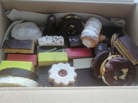 Rôzne druhy tort a zákuskov