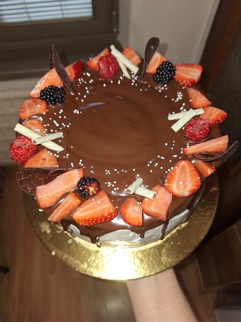 Torta zdobená makarónkami, ovocím a čokoládou
