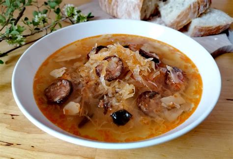 Klobása a smotana ako ingrediencie pre novoročnú kapustnicu