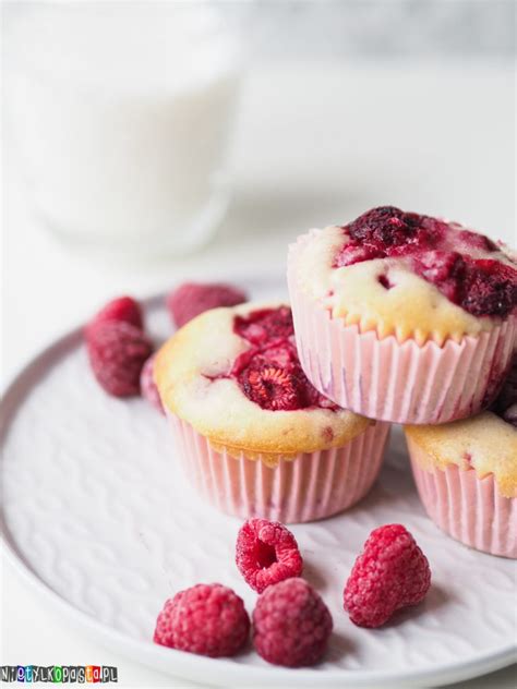 forma na muffiny s cestom a malinami