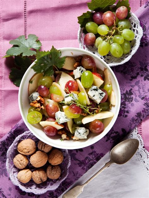 Fotografia taniera s plesňovým syrom a hroznom