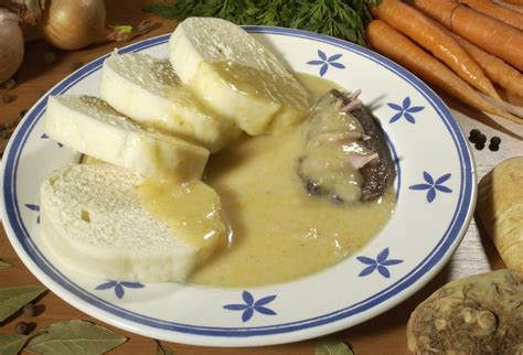 Servírovaný tanier s údeným jazykom, chrenovou omáčkou a knedľou