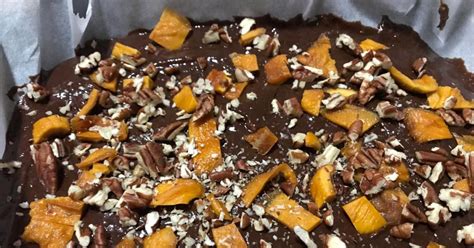 hotové banánové brownies s mangom a orechmi