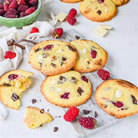 mrazené cookies s bielou čokoládou a malinami