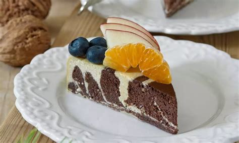 ozdobený trojfarebný koláč