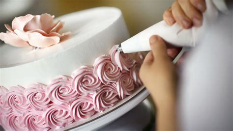 Zdobenie torty bielym krémom