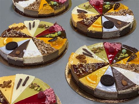 Fotografie rôznych tort a zákuskov z cukrárne Florida