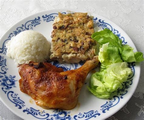 Tradičné slovenské jedlo - pečené kura s plnkou