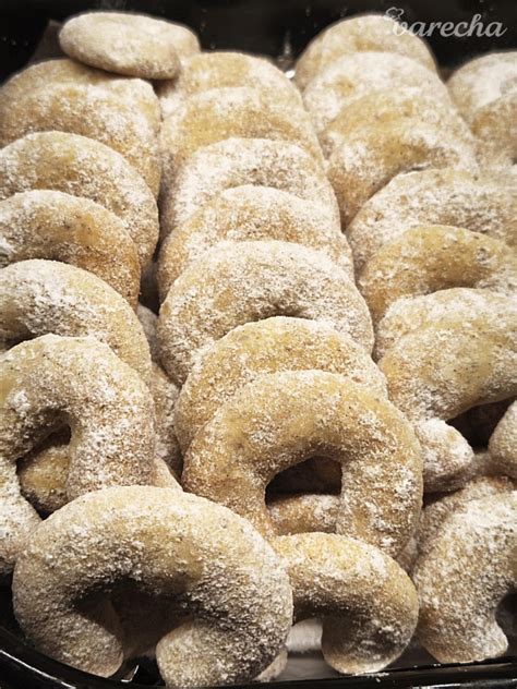 Hotové vanilkové rožky pripravené na obaľovanie