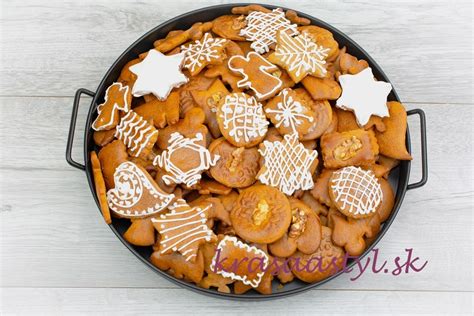 Vykrojené medovníky pripravené na pečenie