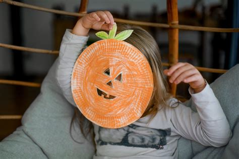 DIY tekvica z papierového taniera
