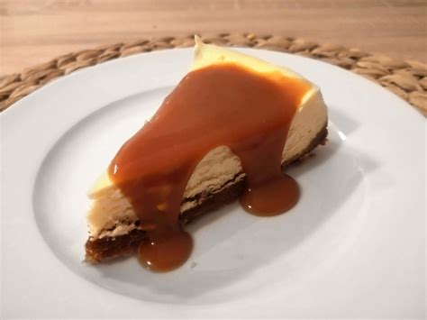 Klasický cheesecake s karamelovou omáčkou