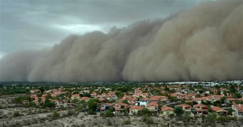 Piesočná búrka v púšti