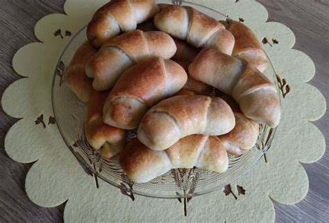starší chlieb alebo rožky na prípravu plnky