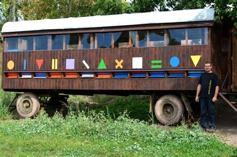 včelín a úle na farme