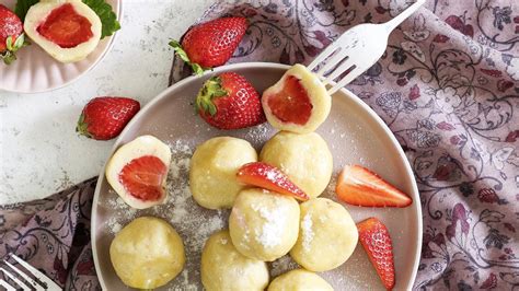 Plnenie tvarohových guľôčok jahodami