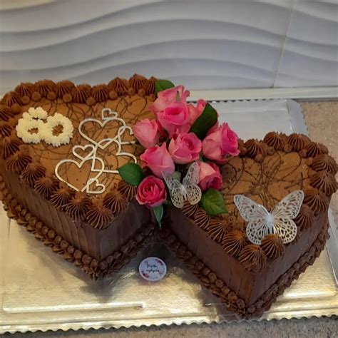 Zdobenie torty v tvare srdca čokoládovými stuhami