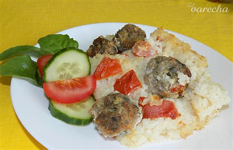 Hotový sendvič s mäsovými guľkami a zeleninou