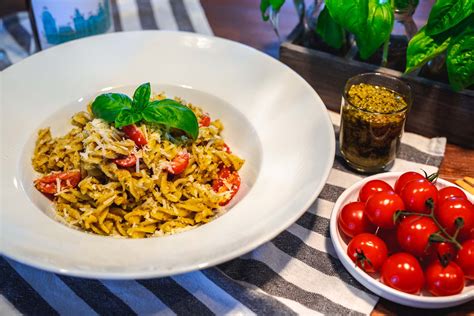 miska s hotovým bazalkovým pestom