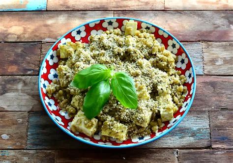 tanier s cestovinami, bazalkovým pestom a feta syrom