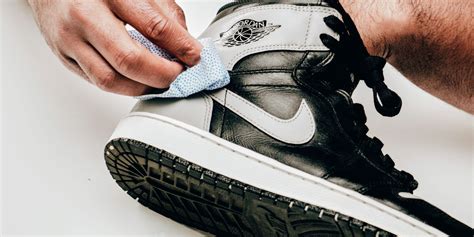 Ručné čistenie tenisiek