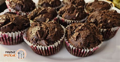 Čokoládové muffiny s cuketou pripravené na pečenie