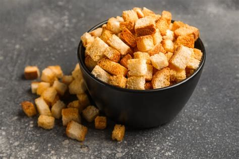 Natrhávanie chleba na kúsky na krutóny