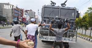 Zásah polície vodnými delami proti demonštrantom