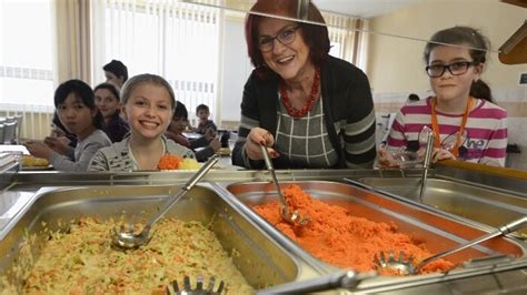 Ilustračná fotka jedla v školskej jedálni