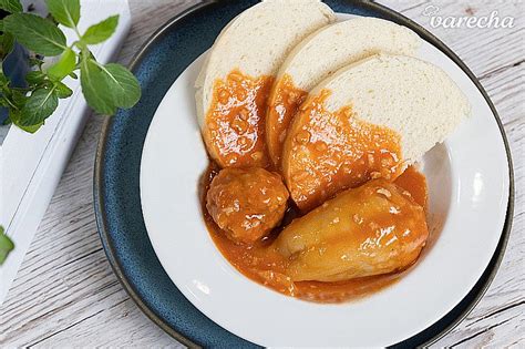 Zelená paprika naplnená mäsovou zmesou a varená v paradajkovej omáčke