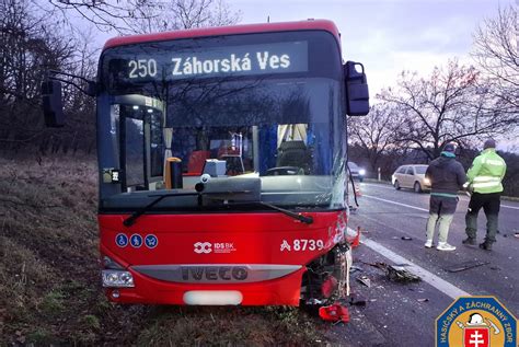 Zasah hasičov po nehode
