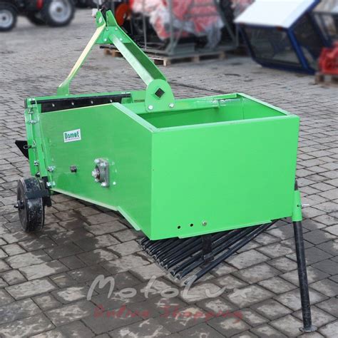 Ilustračná fotografia vyorávača zemiakov v akcii