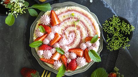 Jahodová rolovaná torta