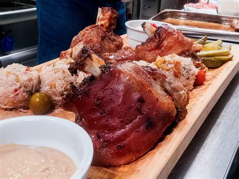 Ilustračné foto pečeného kolena s prílohami