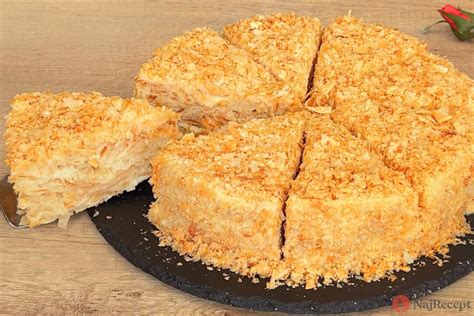 Fotografia hotovej torty plnenej pudingovým krémom