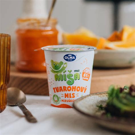 Ilustrácia rôznych druhov marhuľovej výživy v pohároch