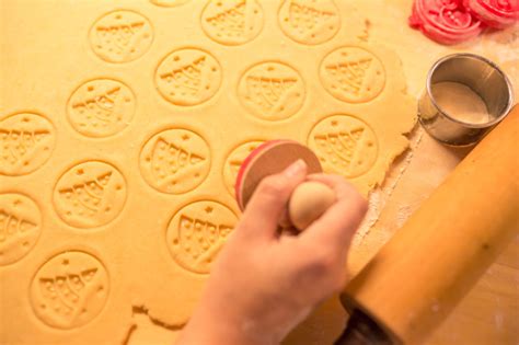 Odtláčanie pečiatok na cesto