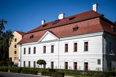 Budova Strednej odbornej školy vo Dvoroch nad Žitavou