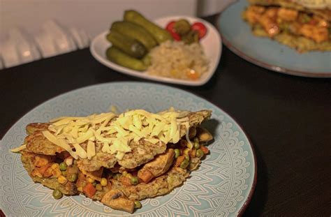 servírovanie kuracieho gyrosu v zemiakovej placke