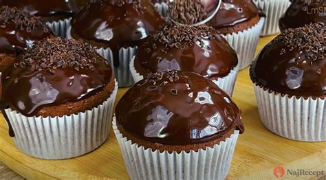 hotové čokoládové muffiny s kokosom