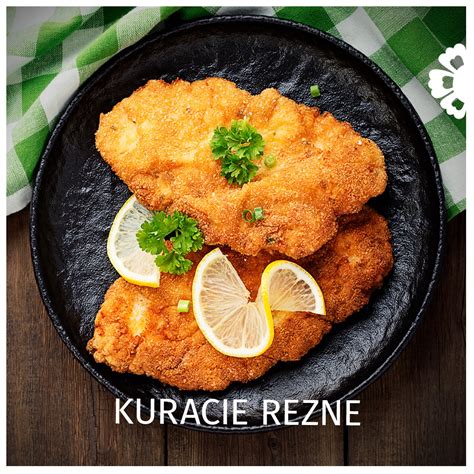 Fotografia hotových obrátených kuracích rezňov s prílohou