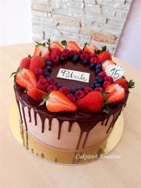 Dekorácia torty čokoládovou ganache a ovocím