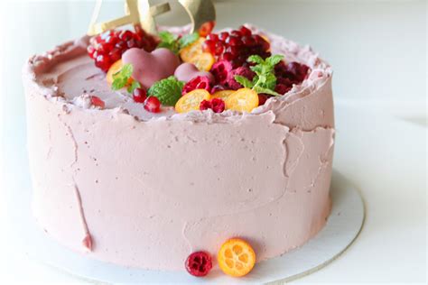 Detail ovocnej torty pred podávaním